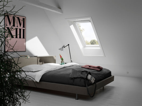 Slaapkamer met modern VELUX dakraam — vervanging na 25-30 jaar