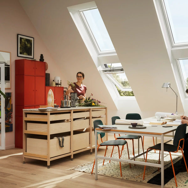Woonkamer met VELUX dakraam — premium-merk dakvensters