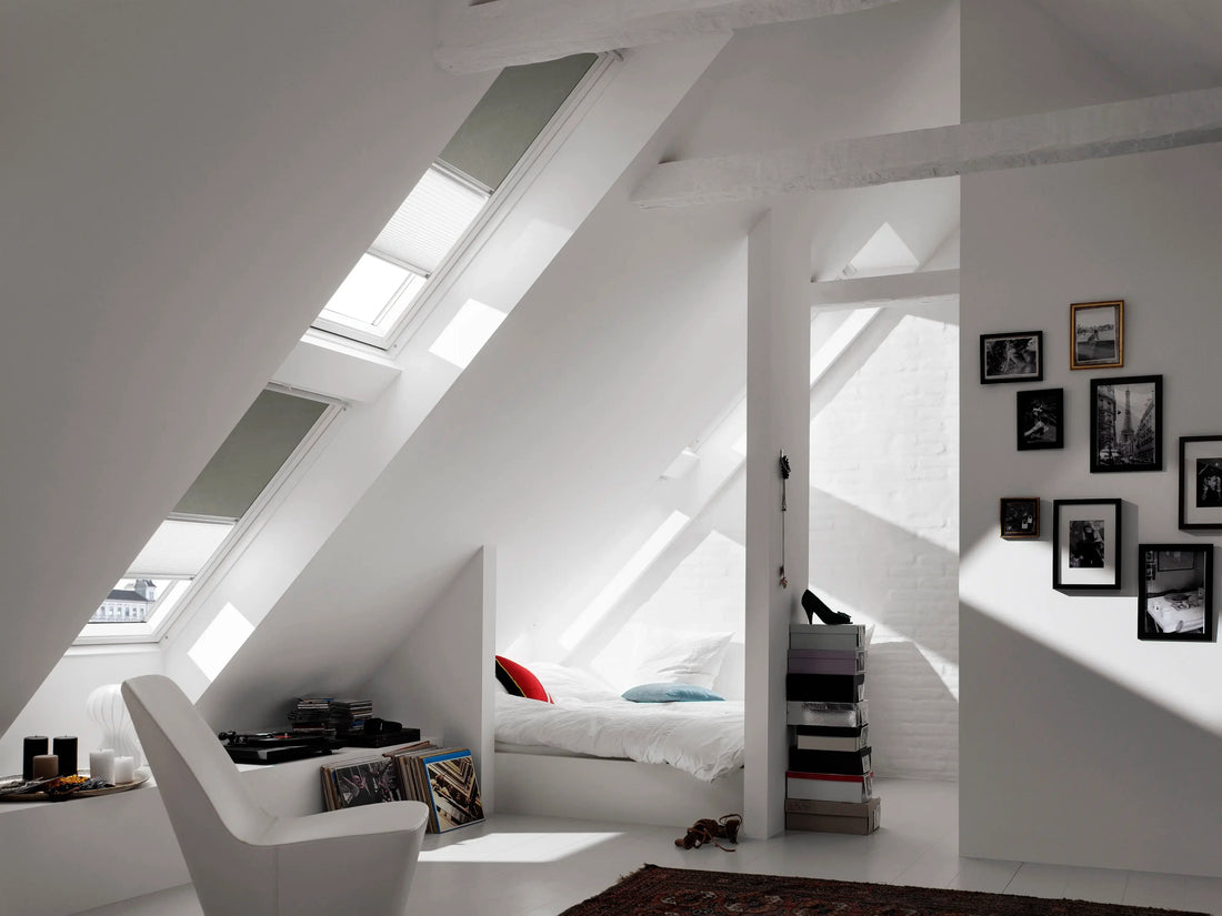 Wit plisségordijn met verduisteringspaneel op een VELUX dakraam in zolderkamer