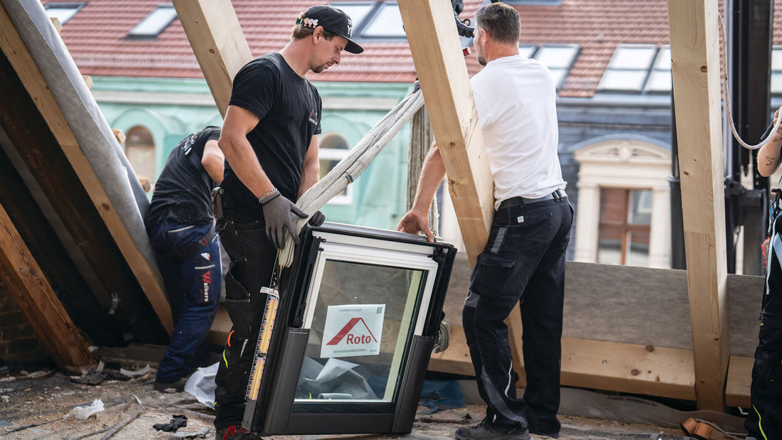 Dakraam-installatie op de bouwplaats