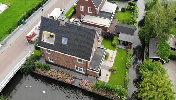 Woning met dakramen in het schuine dak: vanaf de straatzijde zichtbaar, bepalend voor de vergunningsvraag