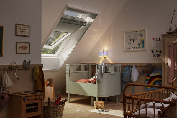 Dakramen in moderne zolderkamer — sfeerimpressie