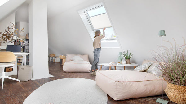 Roto Designo R8 in woonkamer — flagship klap-zwaaivenster