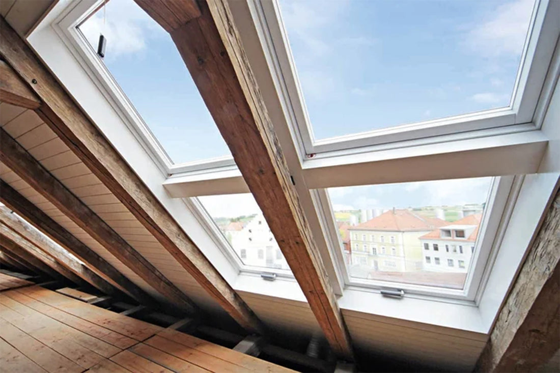 Dakraam-plaatsing door een vakman — renovatieproject