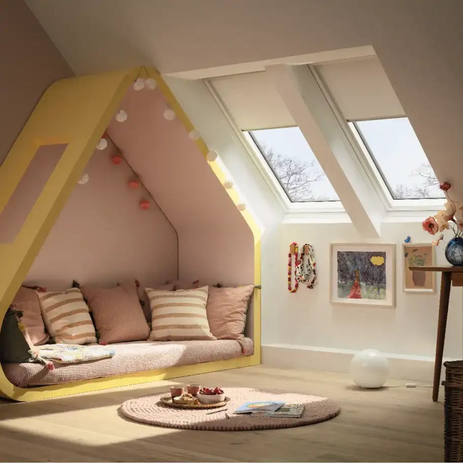 VELUX DKL MK06 verduisterend rolgordijn — kinderkamer met 2 dakramen, knusse leeshoek