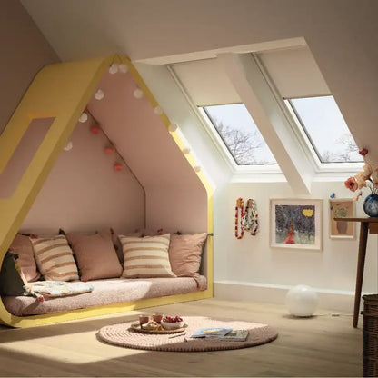 VELUX DKL MK06 verduisterend rolgordijn — kinderkamer met 2 dakramen, knusse leeshoek
