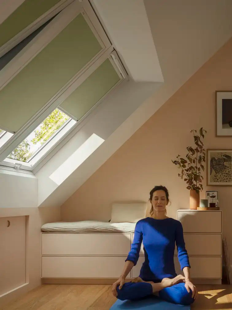 VELUX DKL MK06 verduisterend rolgordijn — slaapkamer met dakraam half gesloten, ochtendlicht