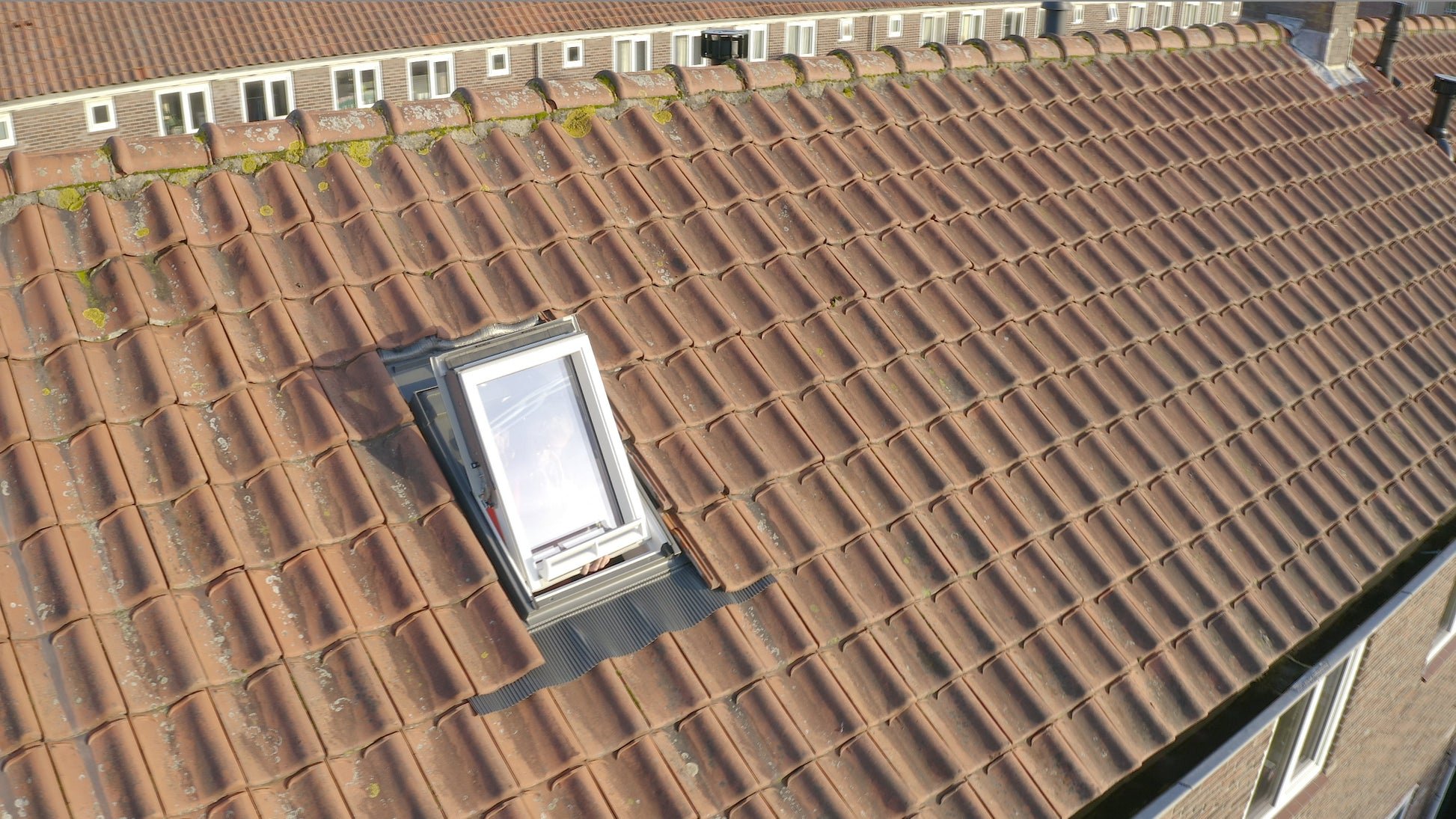 VELUX GTL vluchtraam wijd geopend op pannendak