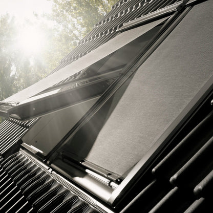 VELUX MHL buitenzonwering op dakraam — sfeerimpressie hittewering