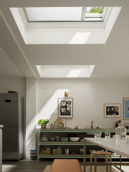 Elektrisch cassette-rolgordijn VELUX RML/RSL in zolderverdieping