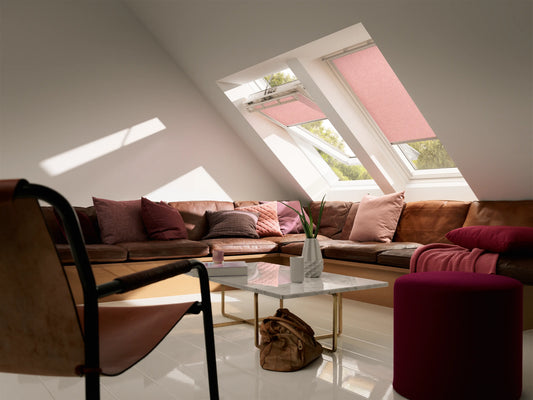 VELUX DML/DSL verduisterend rolgordijn met afstandsbediening op VELUX dakraam