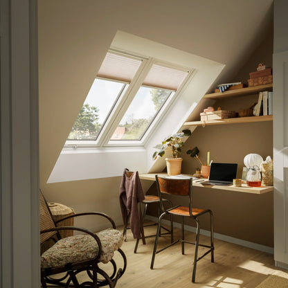 Elektrisch plissé VELUX FMC in moderne dakkamer