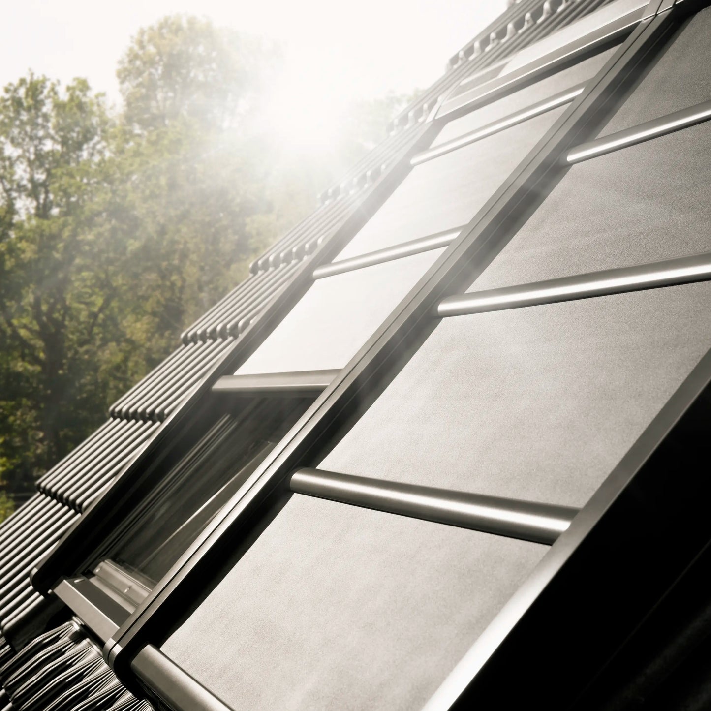 VELUX SSS verduisterend solar buitendoek met geïntegreerd zonnepaneel op VELUX dakraam
