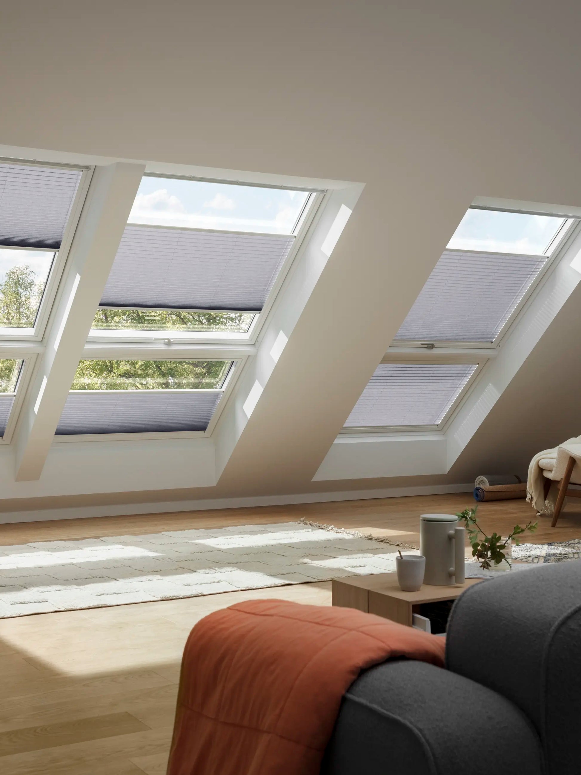 VELUX FMC elektrisch plissé honingraat met afstandsbediening op VELUX dakraam