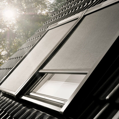 VELUX MHL doorzichtige buitenzonwering aan buitenzijde van VELUX dakraam