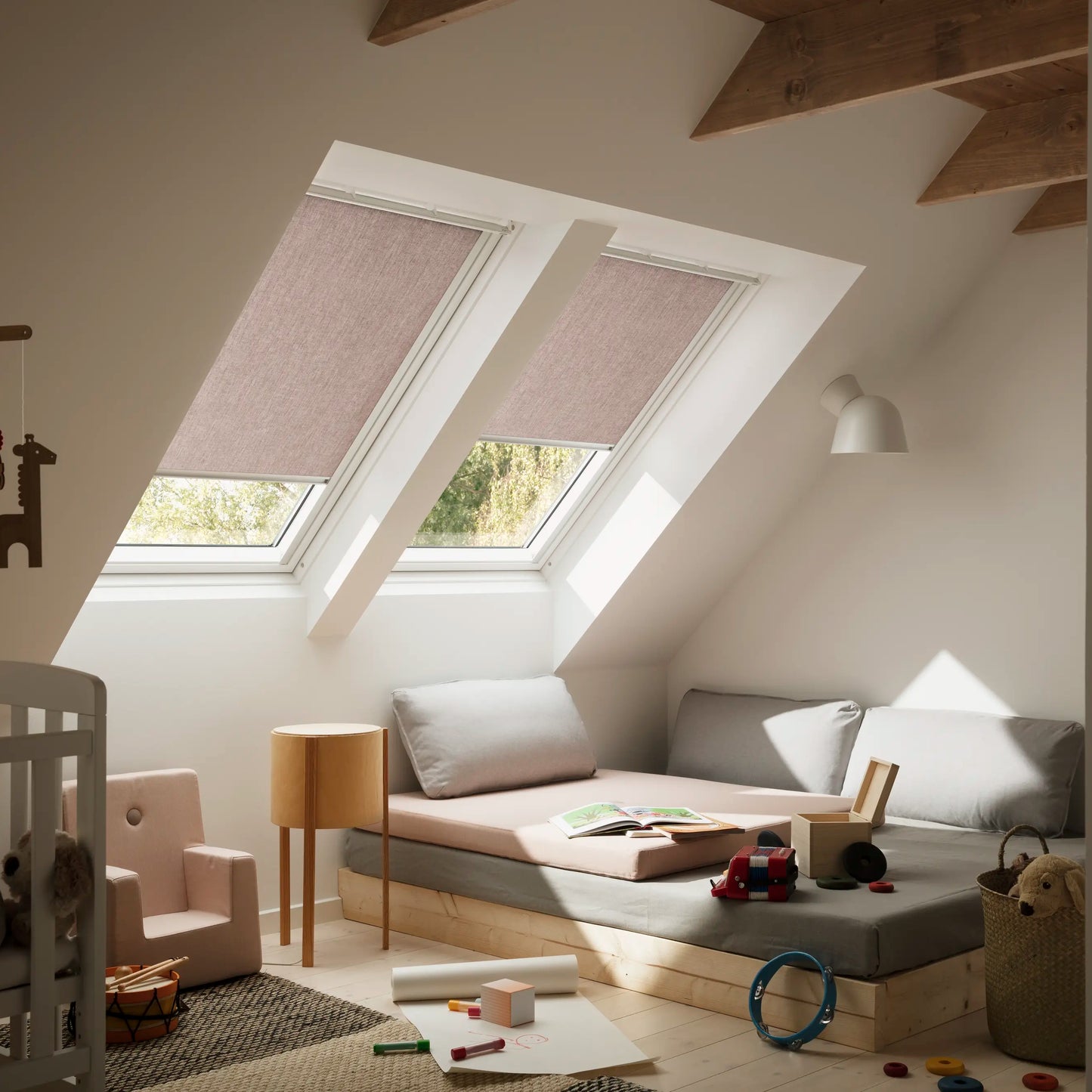RFL cassette-rolgordijn VELUX in lichte woonkamer met dakraam