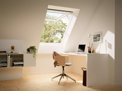 VELUX GPU uitzetvenster geopend boven een thuiswerkplek