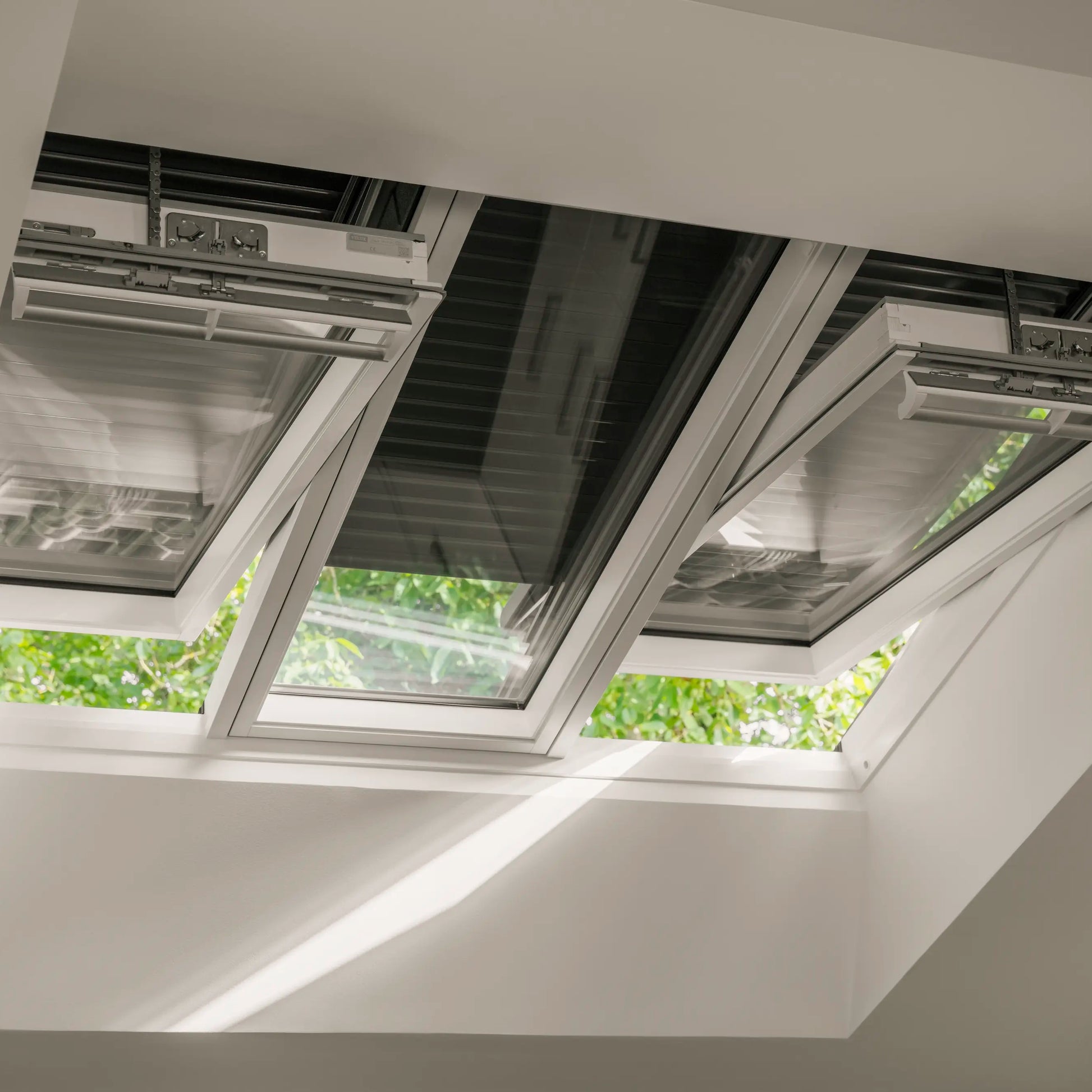 VELUX SSL solar rolluik met geïntegreerd zonnepaneel op VELUX dakraam