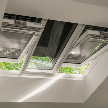 VELUX SSL solar rolluik met geïntegreerd zonnepaneel op VELUX dakraam