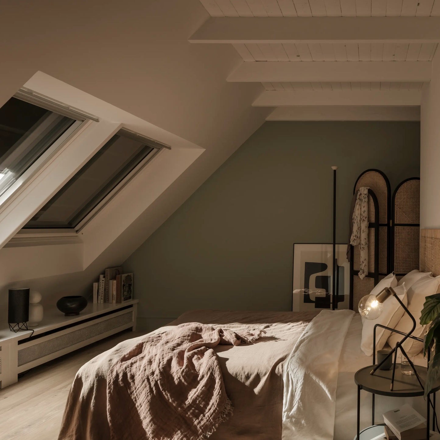 VELUX SSS solar buitenzonwering in dakkamer — verduistering plus hittewering