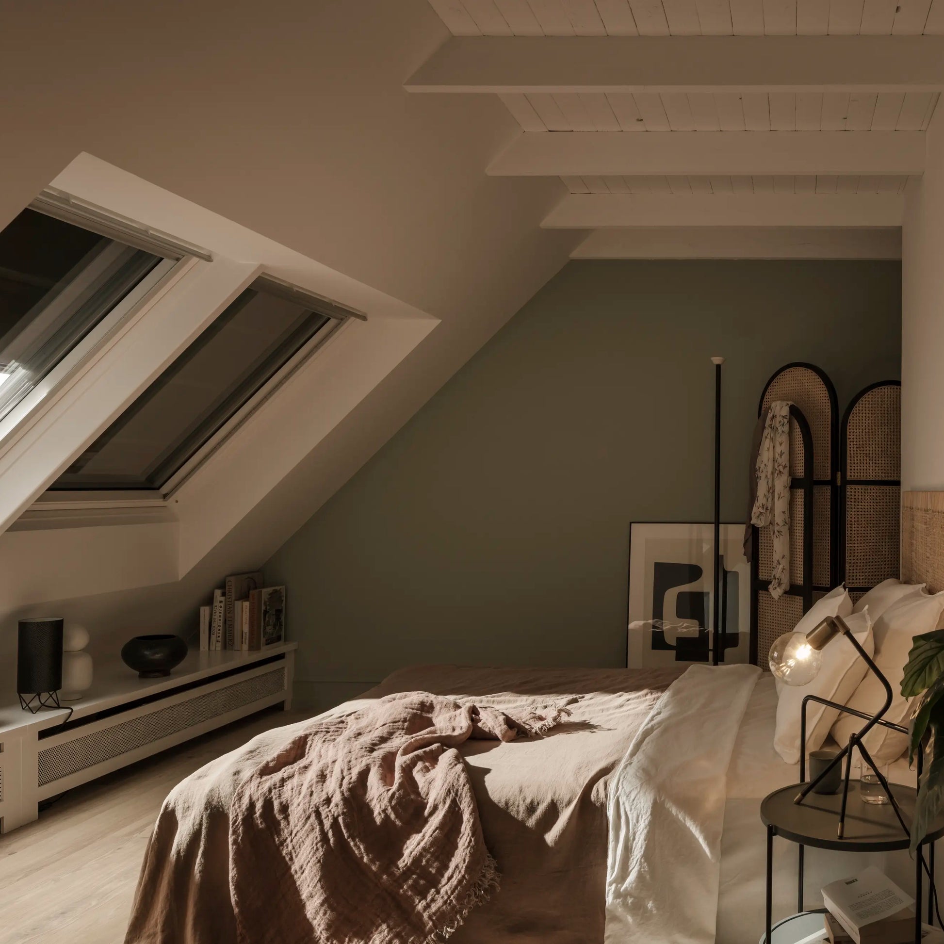 VELUX SSS solar buitenzonwering in dakkamer — verduistering plus hittewering