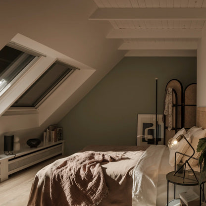 VELUX SSS solar buitenzonwering in dakkamer — verduistering plus hittewering