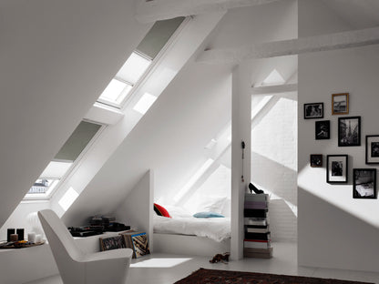 VELUX DKL verduisterend rolgordijn in donkere kleur, gesloten op een VELUX GGL-dakraam