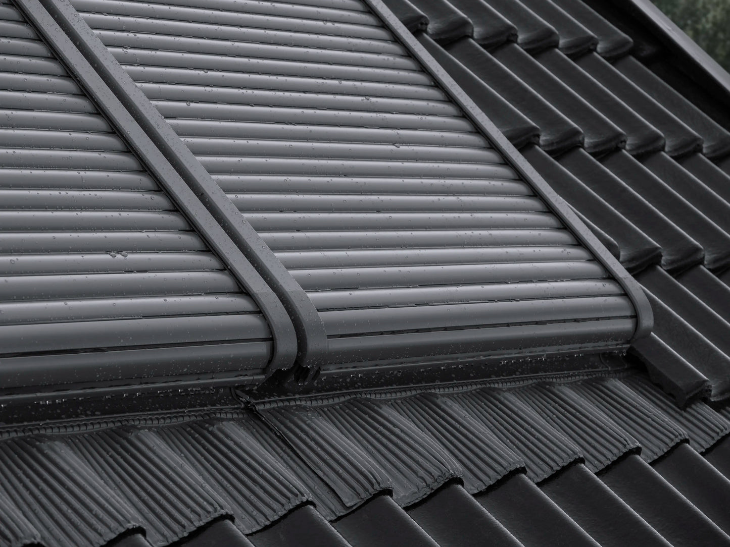 VELUX MML/MSL elektrische buitenzonwering met wind-sensor op VELUX dakraam