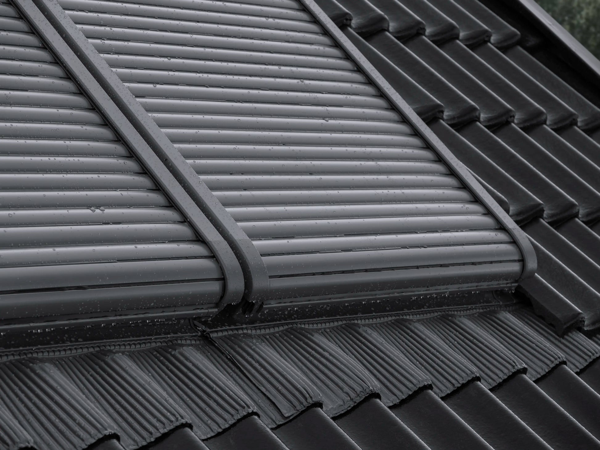 VELUX MML/MSL elektrische buitenzonwering met wind-sensor op VELUX dakraam