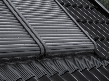 VELUX MML/MSL elektrische buitenzonwering met wind-sensor op VELUX dakraam