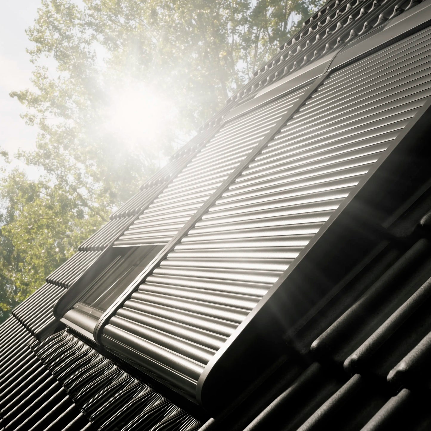 VELUX SML elektrisch rolluik in aluminium cassette aan buitenzijde VELUX dakraam