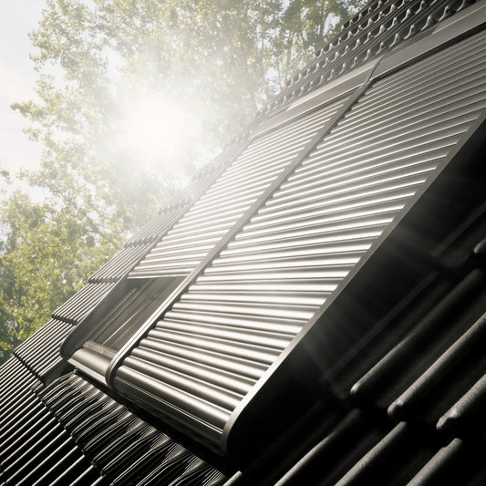 VELUX SML elektrisch rolluik in aluminium cassette aan buitenzijde VELUX dakraam