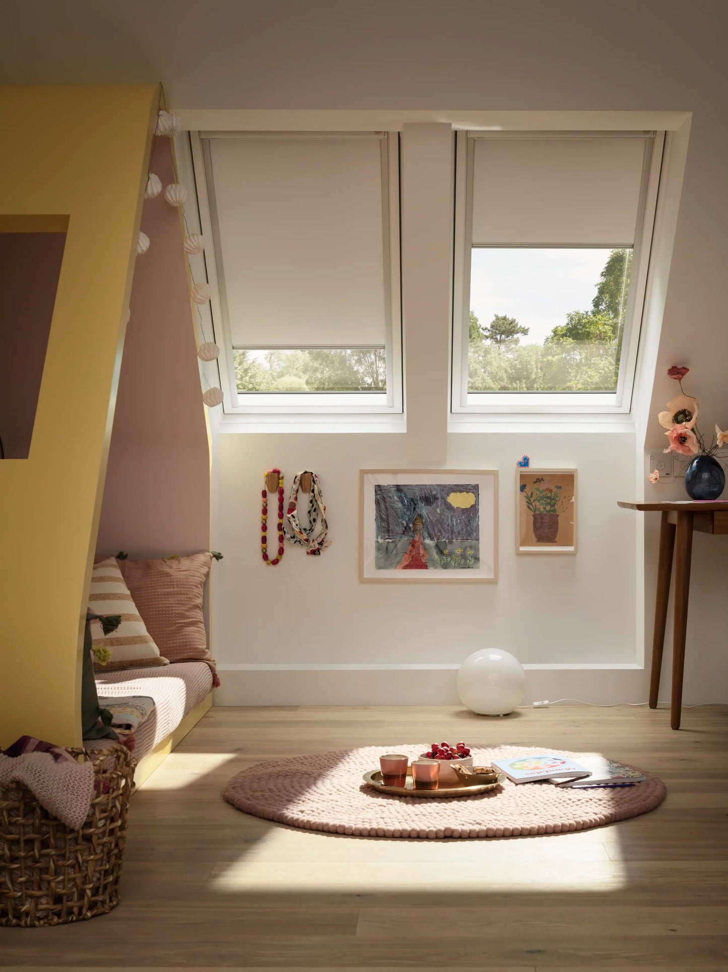 VELUX RFL lichtdoorlatend rolgordijn in aluminium cassette op VELUX dakraam