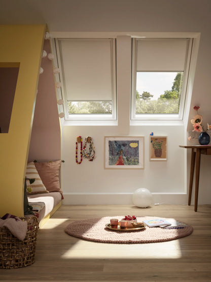 VELUX RFL lichtdoorlatend rolgordijn in aluminium cassette op VELUX dakraam
