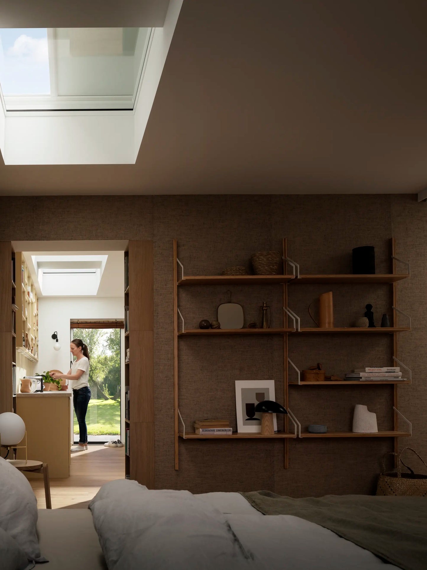 VELUX DKL rolgordijn in slaapkamer met dakraam — sfeerimpressie verduistering