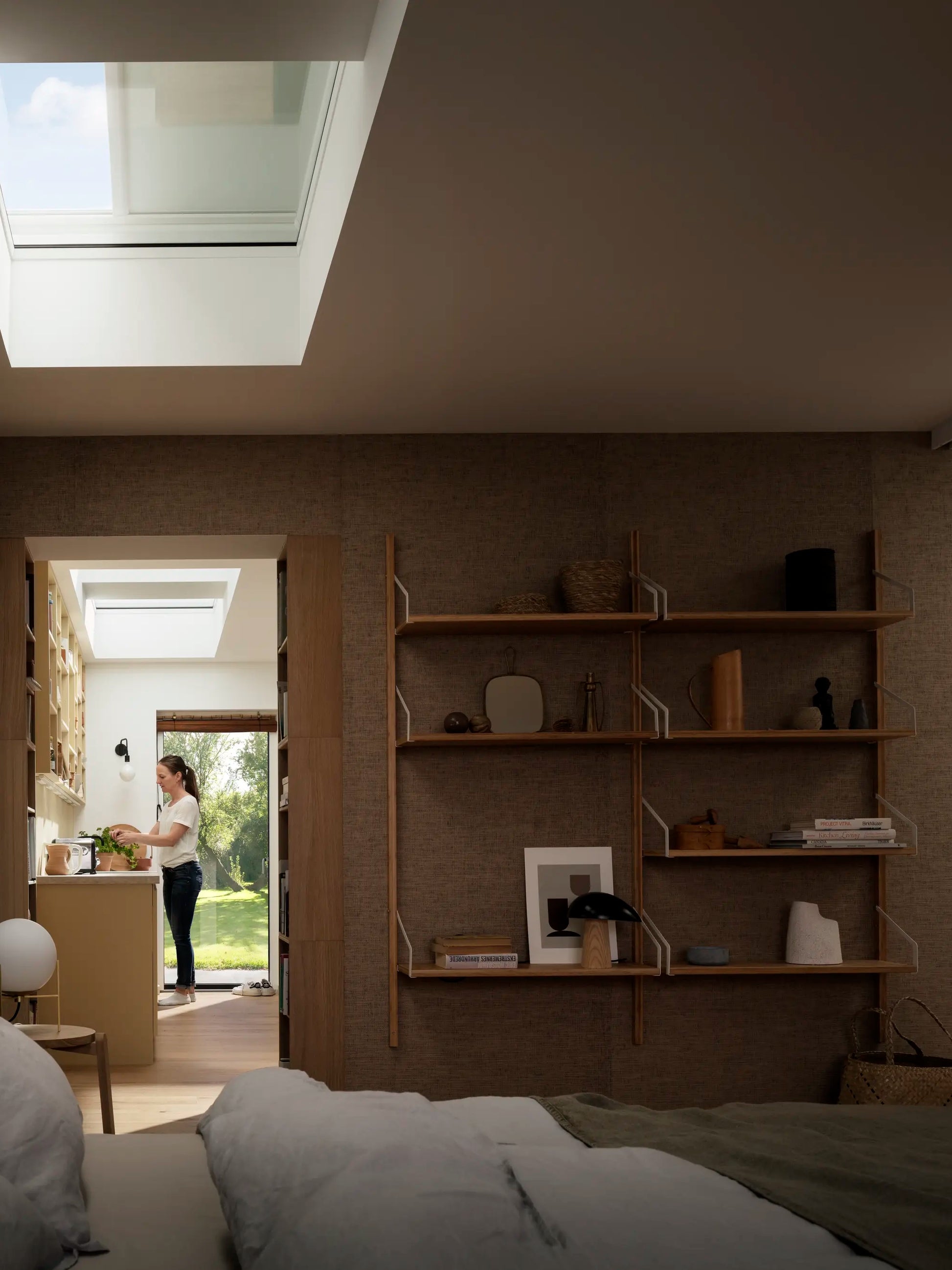 VELUX DKL rolgordijn in slaapkamer met dakraam — sfeerimpressie verduistering