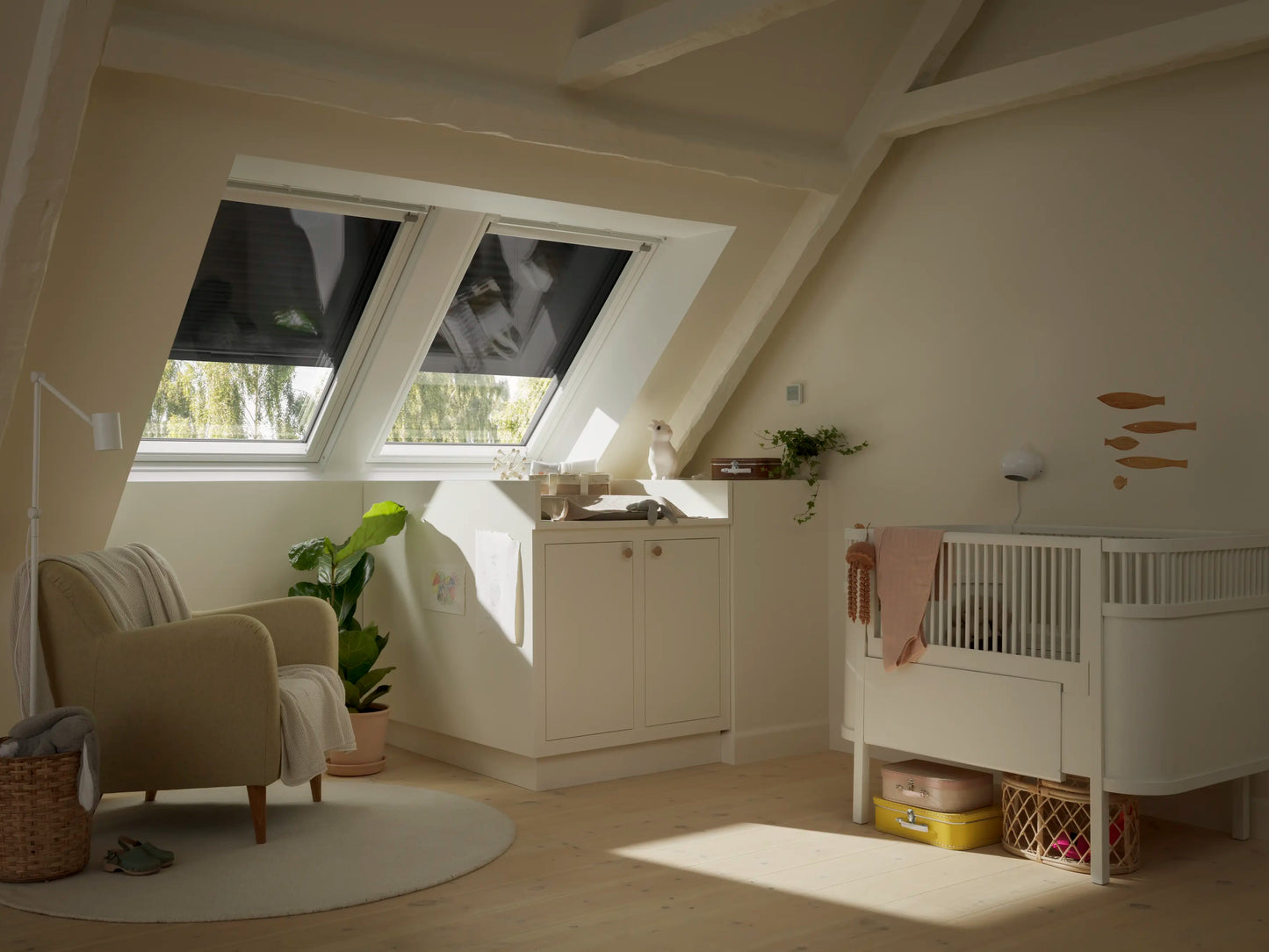 Elektrische buitenzonwering VELUX MML/MSL in zomer — anti-oververhitting