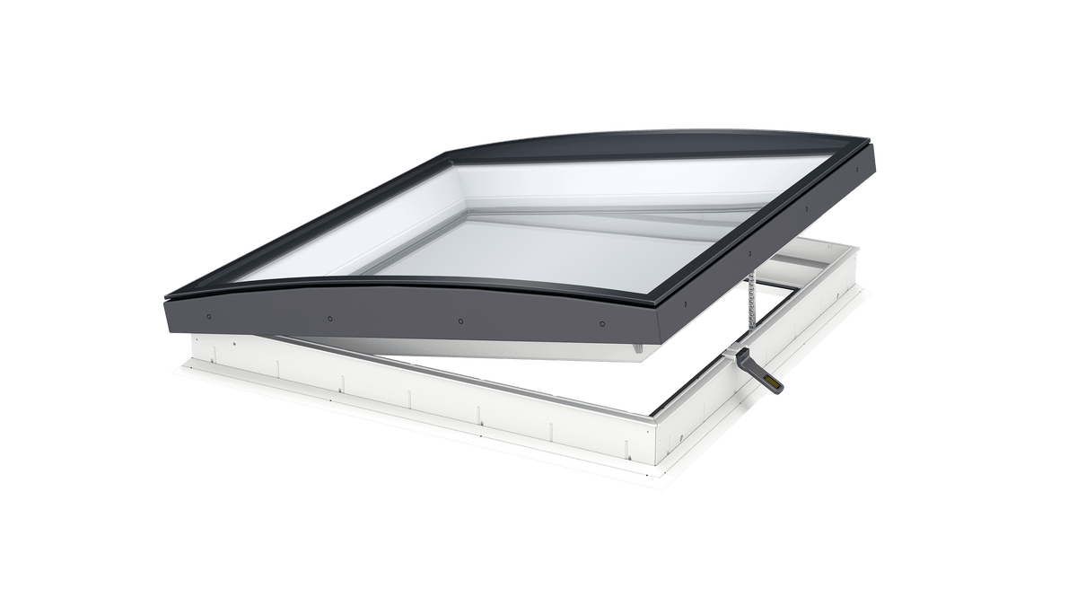 VELUX CVU elektrisch glazen platdakraam, geopend, met gebogen glas