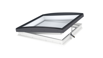 VELUX CVU elektrisch glazen platdakraam, geopend, met gebogen glas