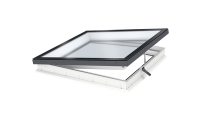 VELUX CVU elektrisch glazen platdakraam, geopend, met vlak glas