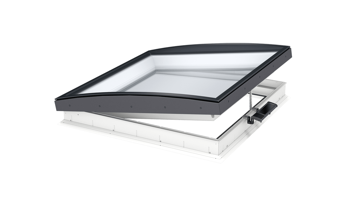 VELUX CVU Solar glazen platdakraam op zonne-energie, geopend, met gebogen glas