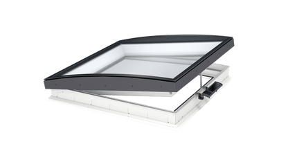 VELUX CVU Solar glazen platdakraam op zonne-energie, geopend, met gebogen glas