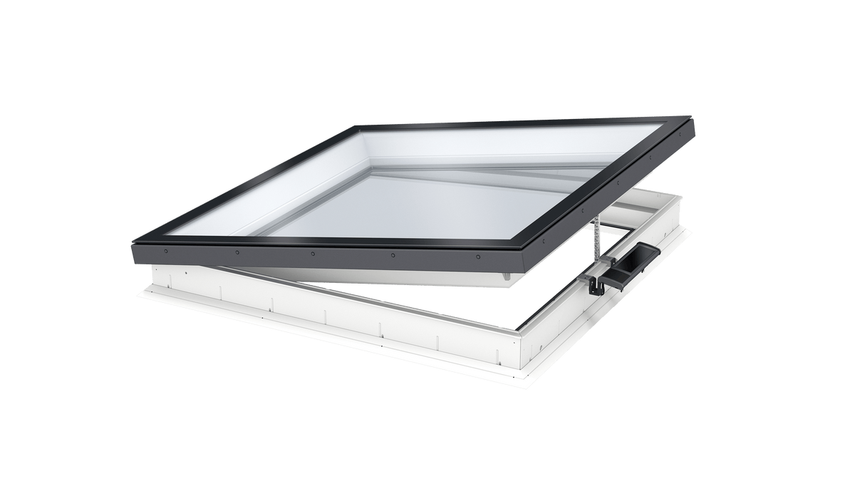 VELUX CVU Solar glazen platdakraam op zonne-energie, geopend, met vlak glas