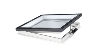 VELUX CVU Solar glazen platdakraam op zonne-energie, geopend, met vlak glas