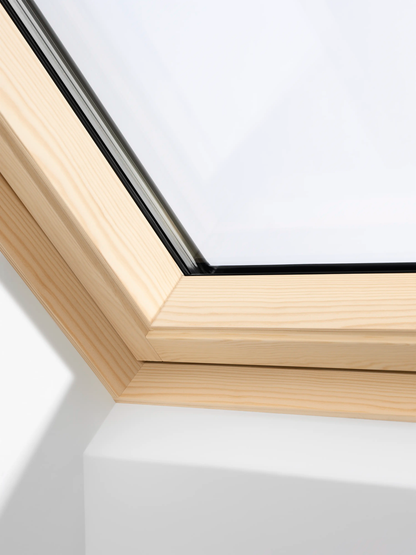 VELUX houten dakraam, blank afgelakt kozijn (detail)