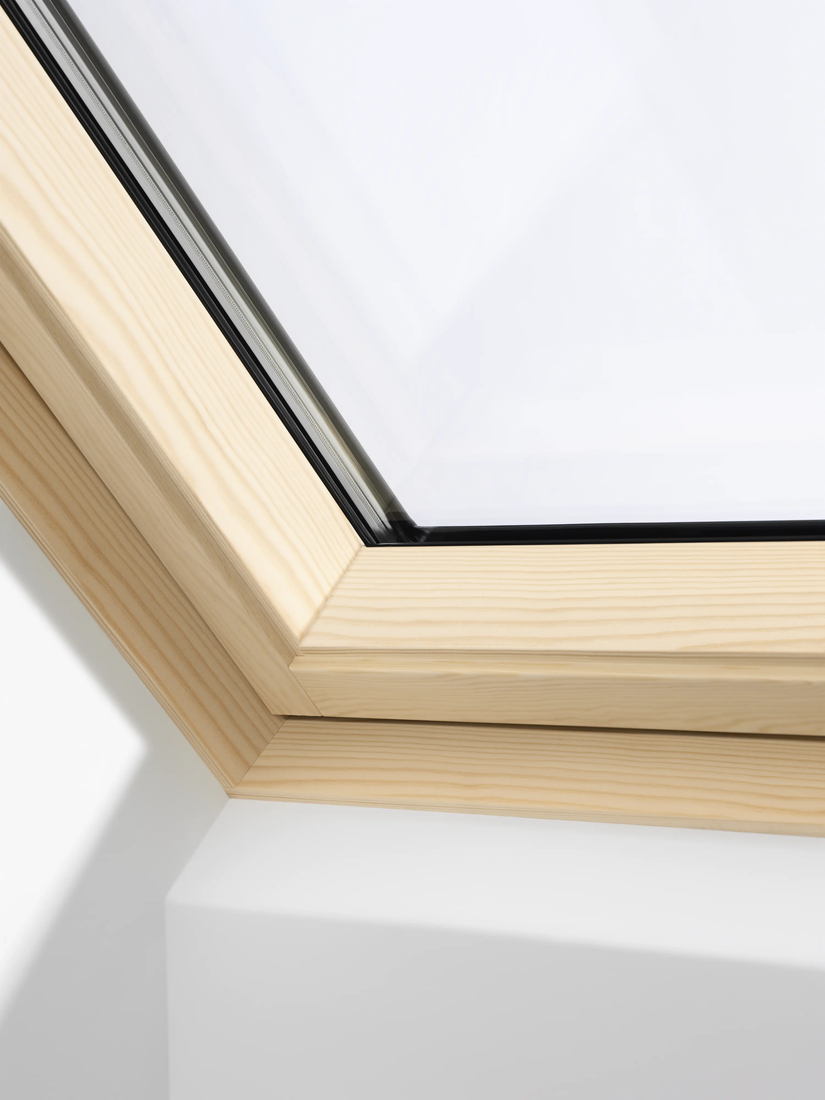 VELUX houten dakraam, blank afgelakt kozijn (detail)