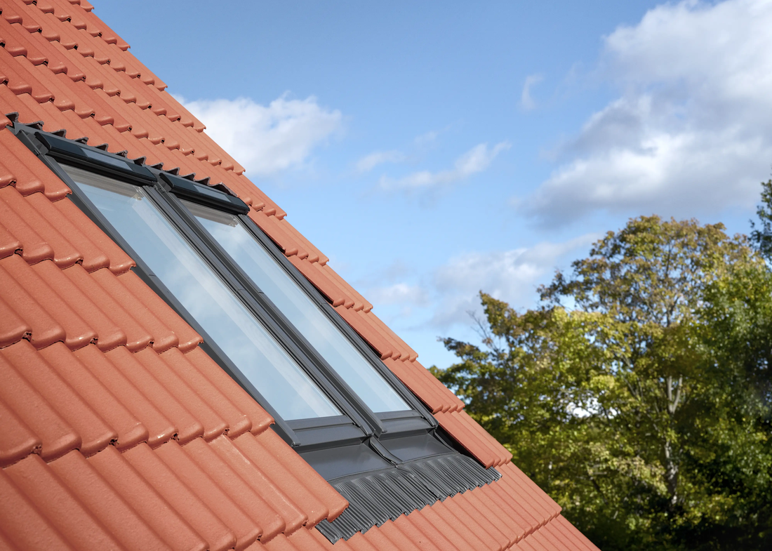 VELUX GGL Solar hout — zonnepaneel zichtbaar