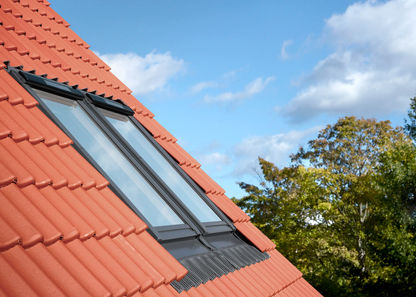 VELUX GGL Solar hout — zonnepaneel zichtbaar
