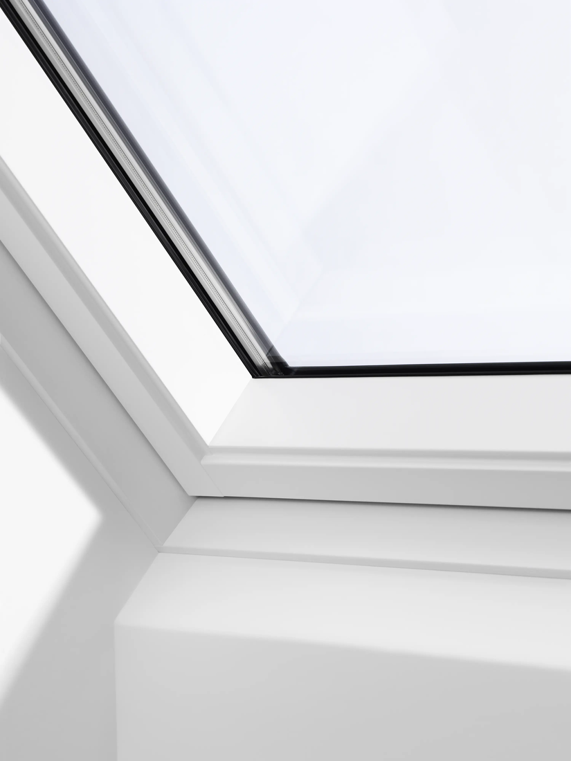 VELUX houten dakraam, wit afgelakt kozijn (detail)