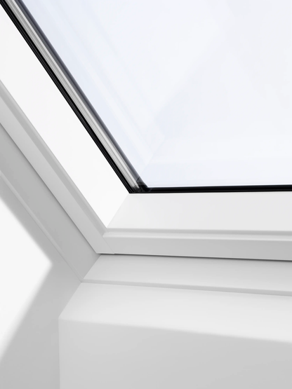 VELUX houten dakraam, wit afgelakt kozijn (detail)